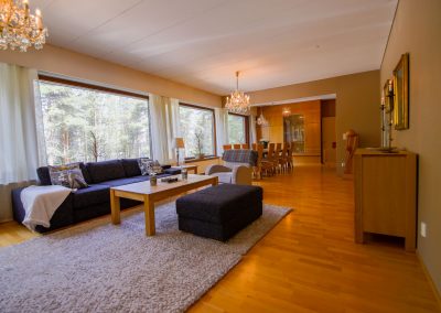 Tilava avara olohuone living room airbnb Villa Talo Rovaniemi